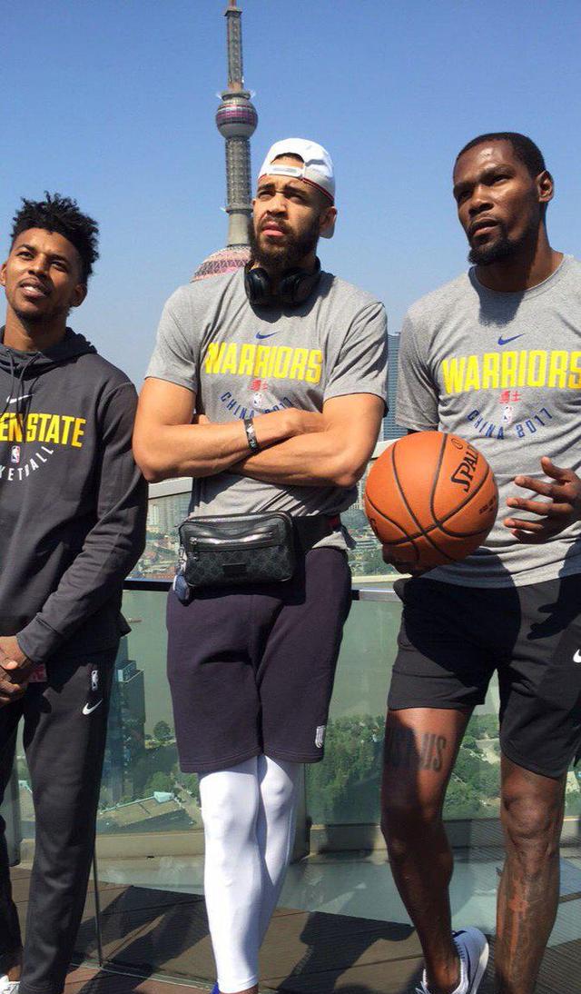 TA：因现代足球重视边路与攻防转换，菱形中场阵型已几乎绝迹（TA：当代足球崇尚边路与攻防转换，菱形中场几近消失）