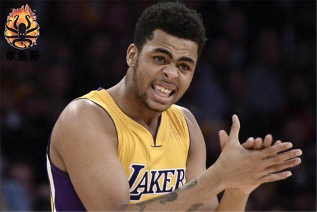 输掉国家德比后，河床球员萨拉斯用拳击打场内拍照的一名人员（国家德比失利后，河床球员萨拉斯拳击场内拍摄人员）