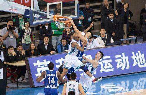 足球国足训练强度升级，体能教练参与指挥（国足加码训练强度，体能教练亲自指挥）